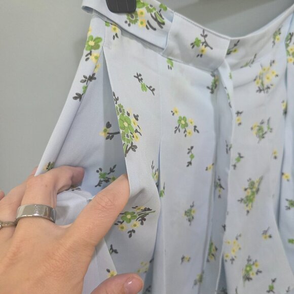 Sunday Best Women’s Blue Floral Pleated Tie Waist Shorts – Size 8 – Lightweight - Picture 5 of 8